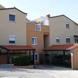 Piranesi With A Parking Space Apartment Pula